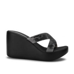 Klapki damskie na platformie Ipanema 83520 HIGH FASHION SLIDE FEM. Czarne klapki damskie Ipanema, na lato, bez wzorów, z materiału, eleganckie, bez obcasa, na koturnie, bez zapięcia. Za 139.99 zł.