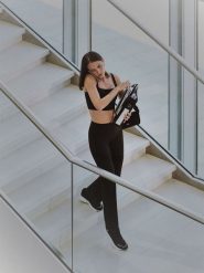 4F Legginsy w paski z rozszerzanymi nogawkami damskie - czarne L. Czarne legginsy damskie 4F, bez wzorów, z dzianiny. Za 169.99 zł.