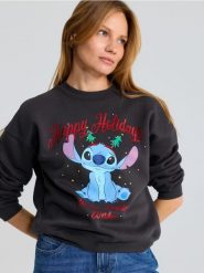 Dresowa bluza crewneck z nadrukiem świątecznym Stitch - szary. Szare bluzy damskie Sinsay, l, bez wzorów, z dresówki, wizytowe, bez ramiączek, bez kaptura. Za 59.99 zł.