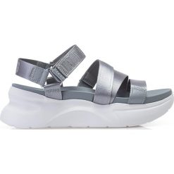 UGG Sandały damskie UGG Sandals W La Shores Cobble 1118499-CBB. Sandały damskie UGG, bez wzorów, bez obcasa, bez zapięcia. Za 349.00 zł.