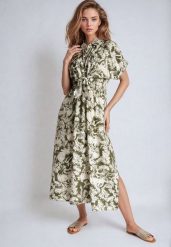Zielono-Beżowa Taliowana Sukienka z Gumką w Pasie Zapinana na Guziki Nasica. Zielone sukienki damskie Born2be, na co dzień, l, bez wzorów, z jeansu, eleganckie, bez kołnierzyka, bez ramiączek, maxi, proste. Za 99.99 zł.