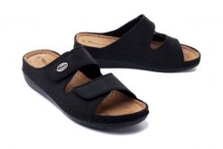 TAMARIS 27510-41 001 black, klapki damskie. Czarne klapki damskie Tamaris, bez wzorów, ze skóry, bez obcasa, na koturnie, bez zapięcia. Za 179.90 zł.