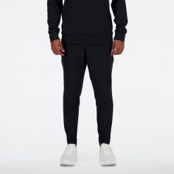 Spodnie męskie New Balance MP41143BK – czarne. Czarne spodnie sportowe męskie New Balance, m, bez wzorów, z materiału, na fitness i siłownię. Za 399.99 zł.