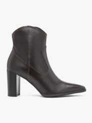 Ciemnobrązowe botki kowbojki na obcasie. Brązowe botki damskie Ryłko, bez wzorów, ze skóry, eleganckie, bez obcasa, na obcasie, bez zapięcia. Za 599.99 zł.