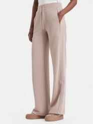 Guess Spodnie dresowe V6BB20 K6366 Beżowy ciemny Regular Fit. Brązowe spodnie dresowe damskie Guess, z aplikacjami, z dresówki. Za 434.99 zł.