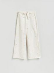 Jeansy wide leg z haftem - biały. Białe jeansy damskie Reserved, bez wzorów, z bawełny. Za 159.99 zł.