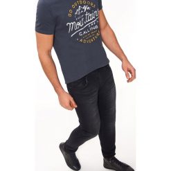 SPODNIE DENIMOWE O KROJU SLIM. Czarne spodnie materiałowe męskie TOP SECRET, bez wzorów, z jeansu. W wyprzedaży za 59.99 zł.