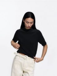 Sweter z krótkim rękawem - czarny. Czarne swetry nierozpinane damskie Reserved, l, bez wzorów, z dzianiny, bez kołnierzyka, bez ramiączek. Za 89.99 zł.