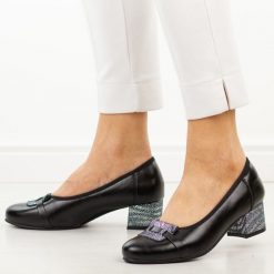 Czarne skórzane czółenka damskie Potocki 19409. Czarne czółenka damskie POTOCKI, na jesień, bez wzorów, ze skóry, eleganckie, z okrągłym noskiem, bez obcasa, na obcasie, bez zapięcia. Za 219.00 zł.