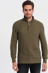 Ombre Dzianinowy sweter męski z rozpinaną stójką - oliwkowy V6 OM-SWZS-0105 M. Zielone swetry męskie Ombre, m, bez wzorów, z dzianiny, bez kołnierzyka, bez ramiączek. Za 169.99 zł.