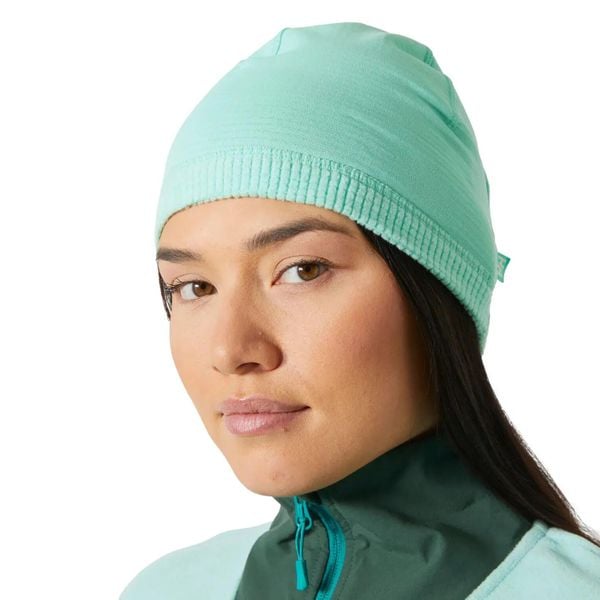 Czapka Helly Hansen Versalite. Niebieskie czapki damskie Helly Hansen, bez wzorów, z elastanu. Za 159.00 zł.