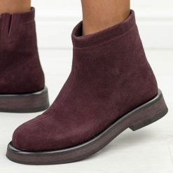 Bordowe zamszowe skórzane botki damskie T.Sokolski 517. Czerwone botki damskie Sokolski, na jesień, bez wzorów, z dzianiny, casualowe, z okrągłym noskiem, bez obcasa, na płaskiej podeszwie, bez zapięcia. Za 359.00 zł.