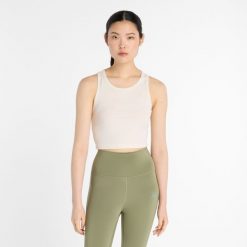 Koszulka damska New Balance WT43523PEF – beżowa. Brązowe bluzki damskie New Balance, l, bez wzorów, z lyocellu, sportowe, bez kołnierzyka, bez ramiączek. Za 169.99 zł.