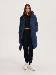 Ocieplany płaszcz - granatowy. Niebieskie płaszcze damskie Reserved, l, bez wzorów, z tkaniny, bez kołnierzyka, bez kaptura. W wyprzedaży za 99.99 zł.