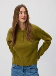 Sweter z kołnierzykiem - oliwkowy. Zielone swetry nierozpinane damskie Reserved, l, bez wzorów, z dzianiny, bez kołnierzyka, bez ramiączek. Za 129.99 zł.