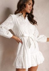 Biała Bawełniana Sukienka Ozdobiona Haftem Koszulowa Baucia. Białe sukienki damskie Renee, l, z aplikacjami, z bawełny, bez kołnierzyka, bez ramiączek, mini, koszulowe. Za 189.99 zł.