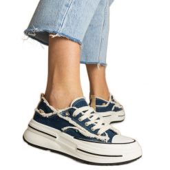 Niebieskie damskie trampki na wysokiej podeszwie. Niebieskie trampki i tenisówki damskie bez wzorów, z denimu, bez zapięcia. Za 87.72 zł.