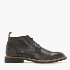 Czarne męskie trzewiki w stylu casual WASYL. Czarne botki męskie Ryłko, bez wzorów, ze skóry, casualowe, bez obcasa, bez zapięcia. Za 529.99 zł.