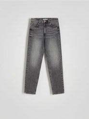 Jeansy mom fit slim - szary. Szare jeansy damskie Reserved, bez wzorów, z bawełny, z podwyższonym stanem. W wyprzedaży za 99.99 zł.