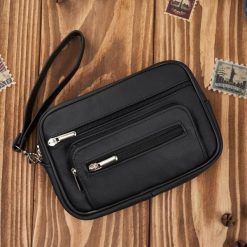 Saszetka męska skórzana do ręki elegancka klasyczna czarna Abruzzo ABR-50. Czarne saszetki i nerki męskie bez wzorów, ze skóry. Za 99.00 zł.