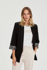 Marynarka z ozdobnymi mankietami czarna. Czarne marynarki i żakiety damskie MOODO, bez wzorów, z elastanu, bez kołnierzyka, bez ramiączek. Za 179.99 zł.