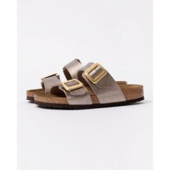 Klapki damskie Birkenstock Arizona. Brązowe klapki damskie Birkenstock, na lato, bez wzorów, z materiału, eleganckie, bez obcasa, bez zapięcia. Za 881.00 zł.
