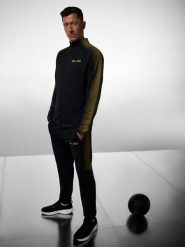 4F Spodnie treningowe szybkoschnące męskie 4F x Robert Lewandowski - czarne XL. Czarne spodnie materiałowe męskie 4F, m, bez wzorów, z dresówki, na fitness i siłownię. Za 229.99 zł.