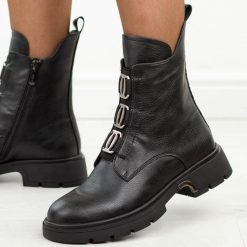 Czarne skórzane botki damskie Filippo Dbt8015/26. Czarne botki damskie Filippo, na jesień, bez wzorów, z dzianiny, klasyczne, z okrągłym noskiem, bez obcasa, bez zapięcia. Za 339.00 zł.
