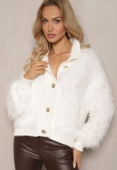 Biały Kardigan z Wełną Zapinany na Ozdobne Guziki ze Stójką i Puszystą Fakturą Zinavia. Białe kardigany damskie Renee, bez wzorów, z dzianiny, eleganckie, bez kołnierzyka. Za 84.99 zł.
