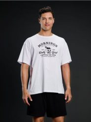 Bawełniana piżama oversize z nadrukiem - wielobarwny. Piżamy męskie Sinsay, l, bez wzorów, z bawełny, bez kołnierzyka, bez ramiączek. Za 39.99 zł.