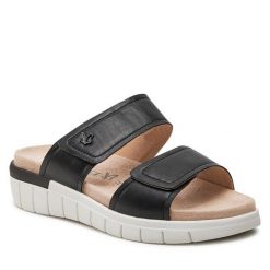Klapki Caprice. Czarne klapki damskie Caprice, bez wzorów, bez obcasa, bez zapięcia. Za 399.99 zł.