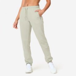 Spodnie dresowe damskie Domyos Gym & Pilates slim. Zielone spodnie dresowe damskie DOMYOS, bez wzorów, z dresówki, sportowe. Za 89.99 zł.
