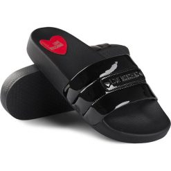 Klapki Love Moschino. Czarne klapki damskie Love Moschino, na lato, bez wzorów, bez obcasa, bez zapięcia. Za 209.00 zł.