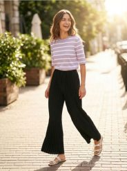 Sweter z wiskozą w paski - fioletowy. Fioletowe swetry nierozpinane damskie Sinsay, l, bez wzorów, z wiskozy, bez kołnierzyka, bez ramiączek. Za 35.99 zł.