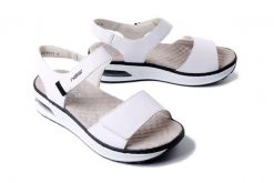 RIEKER 65663-80 white, sandały damskie. Białe sandały damskie Rieker, bez wzorów, bez obcasa, bez zapięcia. Za 263.92 zł.