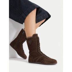 Trzewiki Guess Jeans. Brązowe botki damskie Guess Jeans, z aplikacjami, z jeansu, bez obcasa, na płaskiej podeszwie, bez zapięcia. Za 399.99 zł.