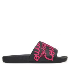Klapki Versace Jeans Couture. Czarne klapki damskie Versace Jeans Couture, bez wzorów, z jeansu, bez obcasa, bez zapięcia. Za 249.99 zł.