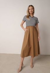 Niebieska Rozkloszowana Sukienka z Bawełny Imitująca Bluzkę w Paski i Spódnicę Chathusa. Niebieskie sukienki damskie Born2be, na co dzień, l, bez wzorów, z bawełny, klasyczne, bez kołnierzyka, bez ramiączek, midi, rozkloszowane. Za 99.99 zł.