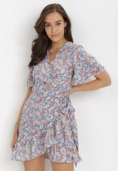 Niebieska Sukienka Naririssa. Niebieskie sukienki damskie Born2be, l, bez wzorów, z materiału, retro, bez kołnierzyka, bez ramiączek, mini, kopertowe. Za 29.99 zł.