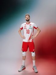4F Koszulka meczowa replika domowa męska 4F x Polska Siatkówka - biała L. Białe koszulki sportowe męskie 4F, l, bez wzorów, z dzianiny, bez ramiączek, do siatkówki. Za 199.99 zł.
