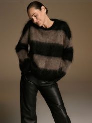 Sweter z moherem - wielobarwny. Swetry nierozpinane damskie Reserved, l, bez wzorów, z dzianiny, bez kołnierzyka, bez ramiączek. Za 359.99 zł.