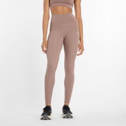 Legginsy damskie do jogi New Balance Harmony WP51126EAS – beżowe. Brązowe legginsy damskie New Balance, m, bez wzorów, z lycry, z podwyższonym stanem, na fitness i siłownię. Za 259.99 zł.