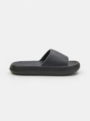 Piankowe klapki - czarny. Czarne klapki damskie Sinsay, bez wzorów, bez obcasa, bez zapięcia. Za 29.99 zł.