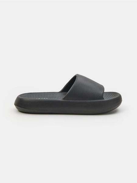 Piankowe klapki - czarny. Czarne klapki damskie Sinsay, bez wzorów, bez obcasa, bez zapięcia. Za 29.99 zł.