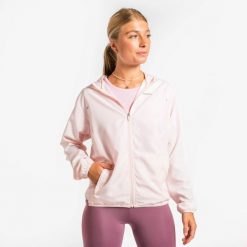 Kurtka do biegania wiatrówka damska Kiprun "Bougeons en Rose". Czerwone kurtki sportowe damskie KIPRUN, na zimę, m, bez wzorów, z materiału, bez ramiączek, z kapturem, do biegania. Za 89.99 zł.