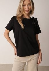 Czarny Klasyczny T-shirt z Bawełny Zdobiony Aplikacją 3D w Kształcie Kwiatów Noebel. Czarne t-shirty damskie Born2be, l, z aplikacjami, z bawełny, eleganckie, bez kołnierzyka, bez ramiączek. Za 59.99 zł.