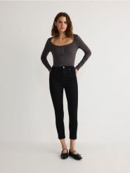 Jeansy slim push up - czarny. Czarne jeansy damskie Reserved, bez wzorów, z bawełny, z podwyższonym stanem. W wyprzedaży za 49.99 zł.