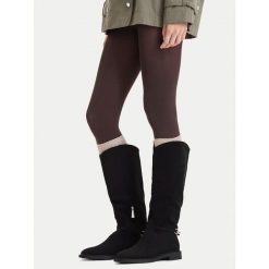 Kozaki Beverly Hills Polo Club. Czarne kozaki damskie Beverly Hills Polo Club, bez wzorów, bez obcasa, na płaskiej podeszwie, bez zapięcia. Za 299.99 zł.