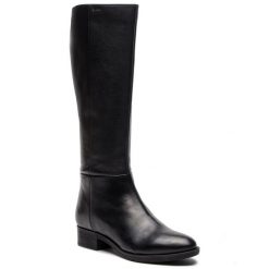 Oficerki Geox. Czarne kozaki damskie Geox, bez wzorów, bez obcasa, na płaskiej podeszwie, bez zapięcia. Za 509.99 zł.