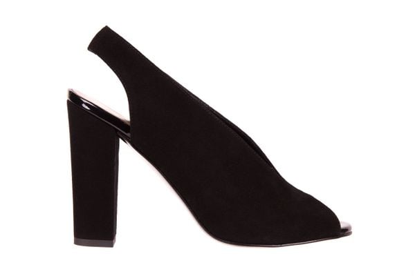 Sandały Bayla-056 8043-21 Czarne Sandały, Skóra naturalna - 35. Czarne sandały damskie Bayla, bez wzorów, ze skóry, z otwartym noskiem, bez obcasa, na obcasie, bez zapięcia. W wyprzedaży za 134.10 zł.